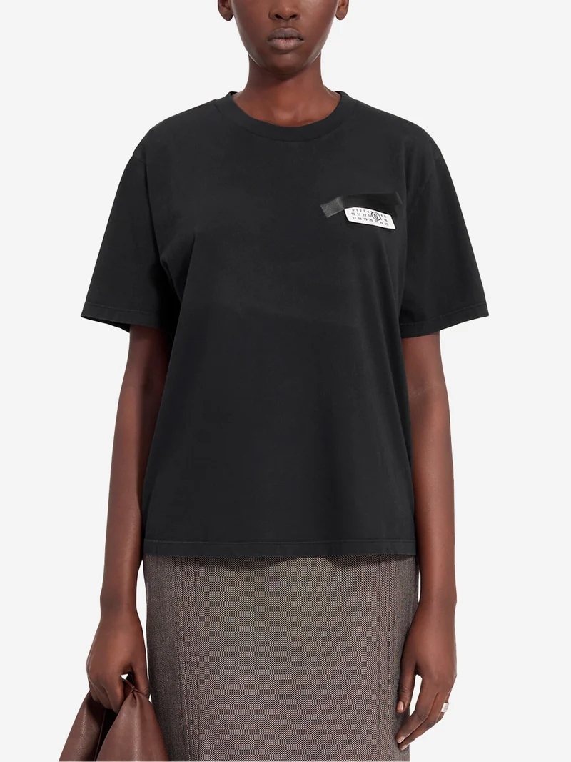 T-shirt nera con toppa Numeric