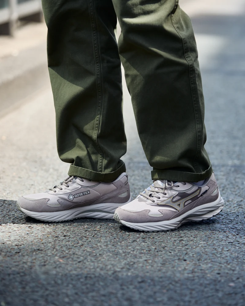 Mizuno Wave Rider Beta Gore-Tex Silver Cloud / Vintage Khaki /GE Gold