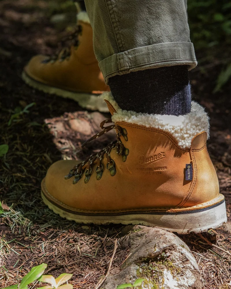 Danner Women's Gore-Tex Mountain Pass Shearling Sierra 200G