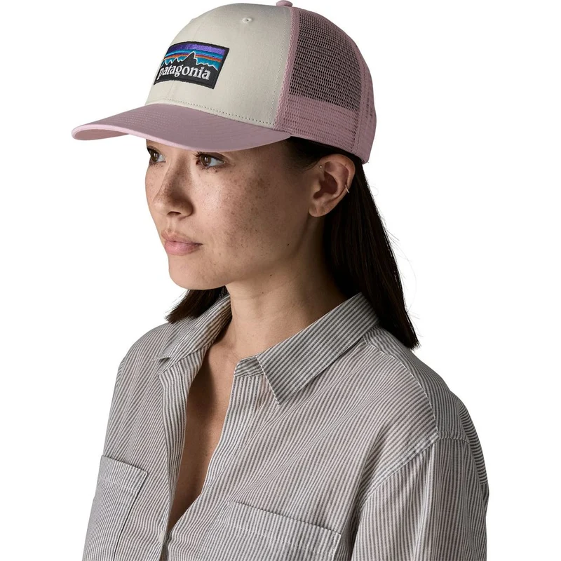 Patagonia P-6 Logo Trucker Cap white w quiet violet